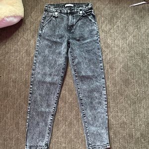 SO Junior’s Mom Jeans, high-rise, black/gray, size 0/24